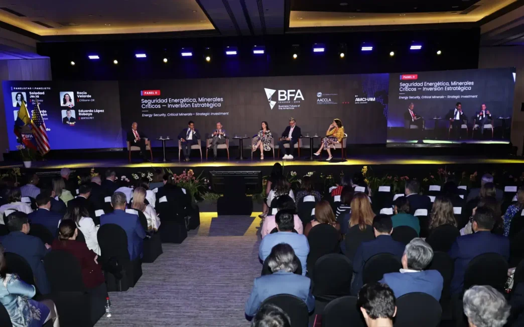 Ejecutivos y expertos internacionales reunidos en Quito durante el foro empresarial Business Future of the Americas (BFA) 2026.