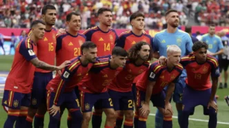 Jugadores de la selección española de fútbol posando juntos durante un partido del Mundial 2026 tras ganar a Portugal.