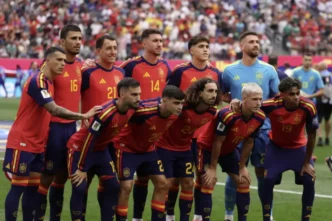 Jugadores de la selección española de fútbol posando juntos durante un partido del Mundial 2026 tras ganar a Portugal.
