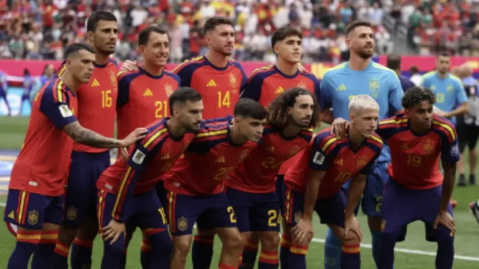Jugadores de la selección española de fútbol posando juntos durante un partido del Mundial 2026 tras ganar a Portugal.
