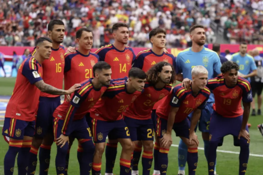 Jugadores de la selección española de fútbol posando juntos durante un partido del Mundial 2026 tras ganar a Portugal.