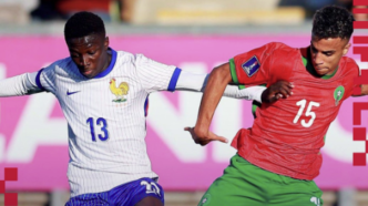 Jugador de Francia y jugador de Marruecos compitiendo por la posesión del balón durante el Mundial 2026.