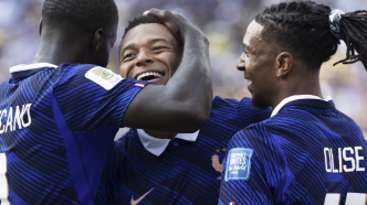 Kylian Mbappé abrazado por compañeros de equipo tras marcar un gol en el Mundial 2026.