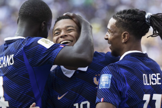 Kylian Mbappé abrazado por compañeros de equipo tras marcar un gol en el Mundial 2026.