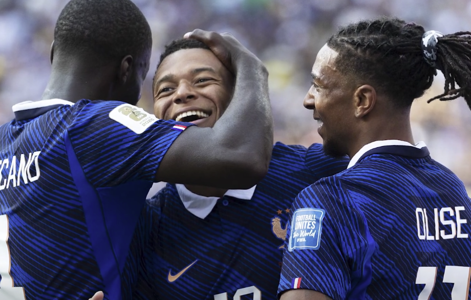 Kylian Mbappé abrazado por compañeros de equipo tras marcar un gol en el Mundial 2026.