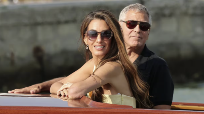 George Clooney y su esposa Amal Clooney paseando juntos en una embarcación.