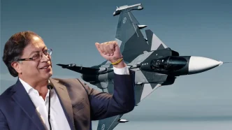 Gustavo Petro y Caza de combate Saab Gripen en pleno vuelo sobre el mar.