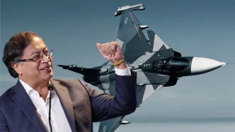 Gustavo Petro y Caza de combate Saab Gripen en pleno vuelo sobre el mar.