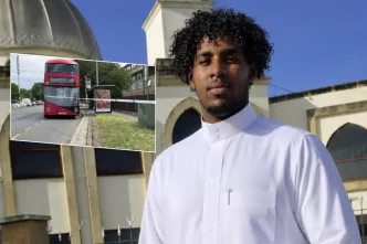 Retrato de Haruun Hassan junto a una fotografía del autobús donde ocurrió el ataque mortal en Hounslow, Londres.
