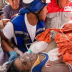 Equipos de la Cruz Roja brindan primeros auxilios a Hernán Gil tras ser rescatado con vida después de ocho días bajo los escombros en La Guaira, Venezuela.