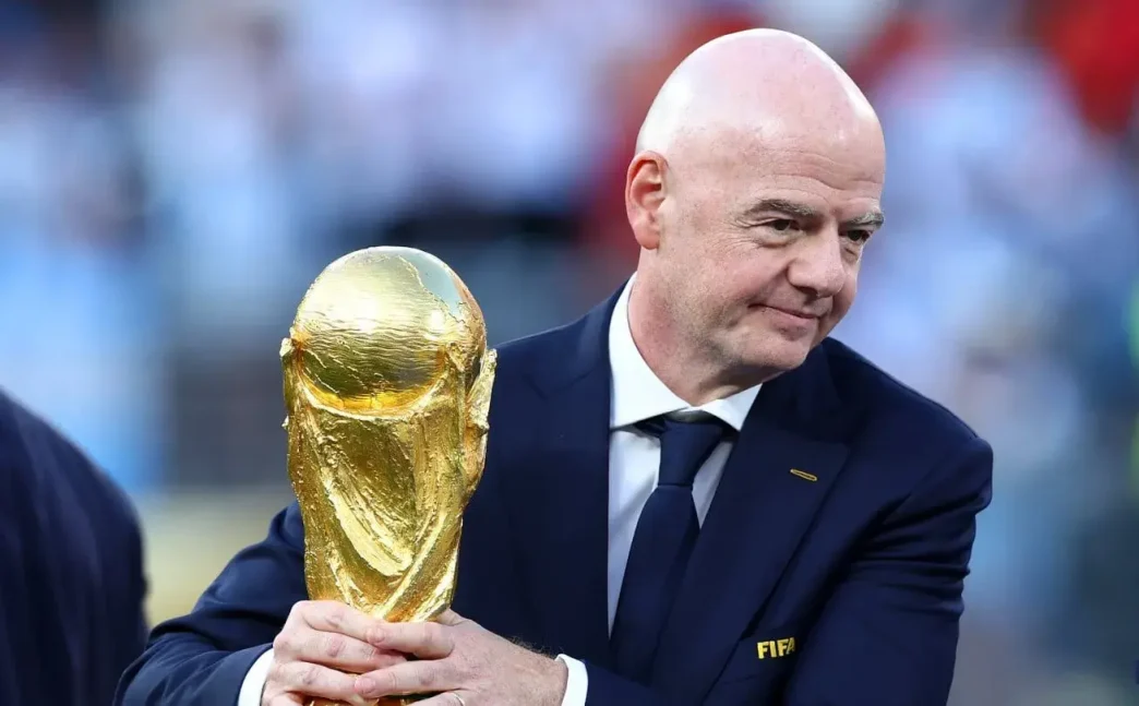 Gianni Infantino, presidente de la FIFA, sosteniendo el trofeo de la Copa del Mundo.