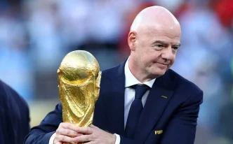Gianni Infantino, presidente de la FIFA, sosteniendo el trofeo de la Copa del Mundo.