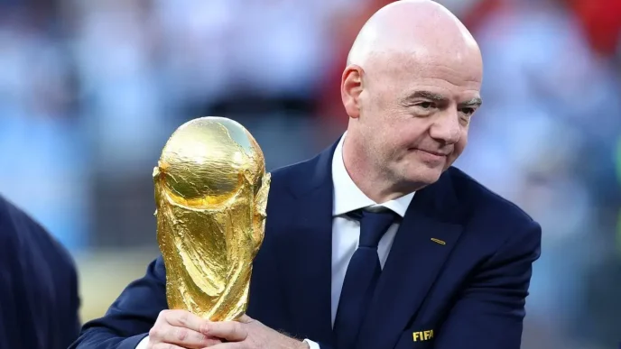 Gianni Infantino, presidente de la FIFA, sosteniendo el trofeo de la Copa del Mundo.