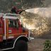 Camión de bomberos combatiendo un incendio forestal en territorio francés durante la ola de fuegos.