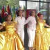 Bailarinas con trajes típicos amarillos y blancos celebrando el Día de la Independencia de Colombia en Hammersmith, Londres.