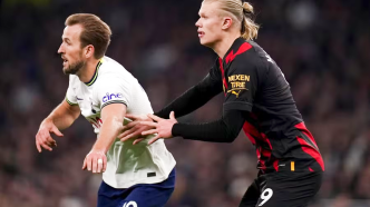 Harry Kane (Inglaterra) y Erling Haaland (Noruega) disputando un balón en un partido de fútbol de alto nivel.