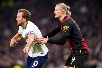 Harry Kane (Inglaterra) y Erling Haaland (Noruega) disputando un balón en un partido de fútbol de alto nivel.