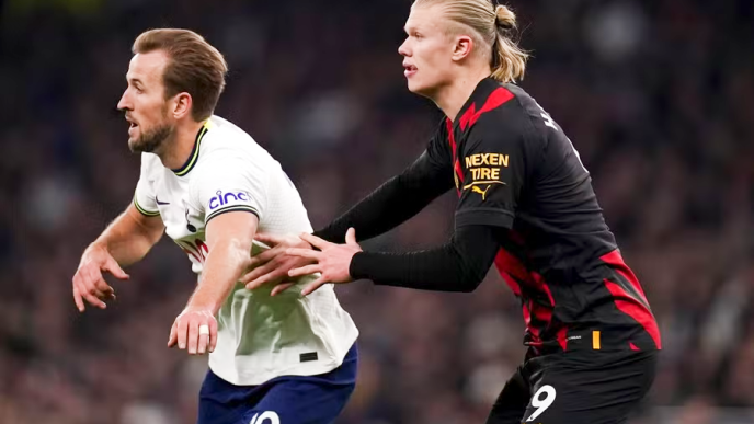 Harry Kane (Inglaterra) y Erling Haaland (Noruega) disputando un balón en un partido de fútbol de alto nivel.