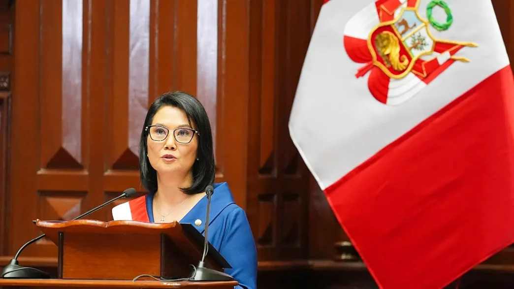 Keiko Fujimori con la banda presidencial durante su discurso de toma de posesión en Perú.