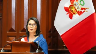 Keiko Fujimori con la banda presidencial durante su discurso de toma de posesión en Perú.
