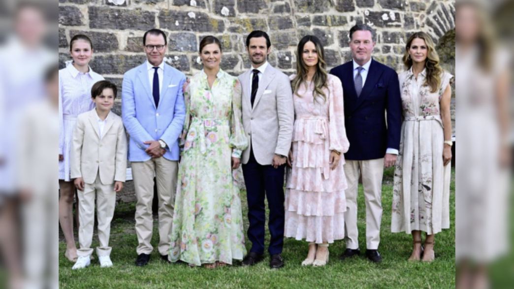 La familia real sueca posa durante el 49º cumpleaños de la princesa Victoria en los jardines del Palacio de Solliden en la isla de Öland.