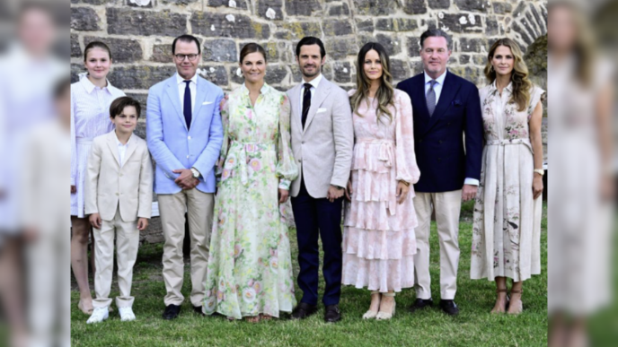 La familia real sueca posa durante el 49º cumpleaños de la princesa Victoria en los jardines del Palacio de Solliden en la isla de Öland.