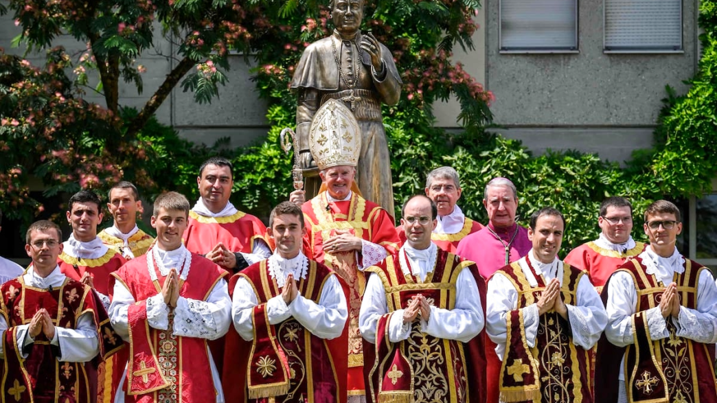 "Ceremonia de ordenación episcopal de los lefebvrianos (FSSPX) en Écône, Suiza, donde se nombraron cuatro nuevos obispos sin autorización papal.