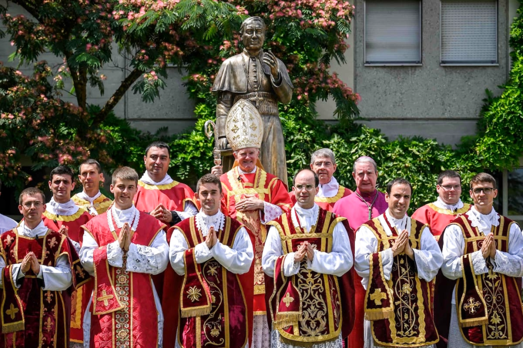 "Ceremonia de ordenación episcopal de los lefebvrianos (FSSPX) en Écône, Suiza, donde se nombraron cuatro nuevos obispos sin autorización papal.