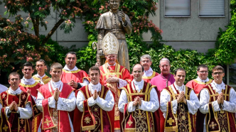 "Ceremonia de ordenación episcopal de los lefebvrianos (FSSPX) en Écône, Suiza, donde se nombraron cuatro nuevos obispos sin autorización papal.