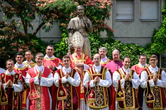 "Ceremonia de ordenación episcopal de los lefebvrianos (FSSPX) en Écône, Suiza, donde se nombraron cuatro nuevos obispos sin autorización papal.