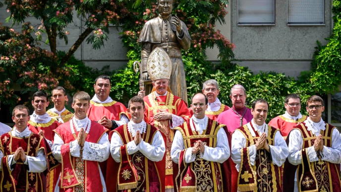 "Ceremonia de ordenación episcopal de los lefebvrianos (FSSPX) en Écône, Suiza, donde se nombraron cuatro nuevos obispos sin autorización papal.