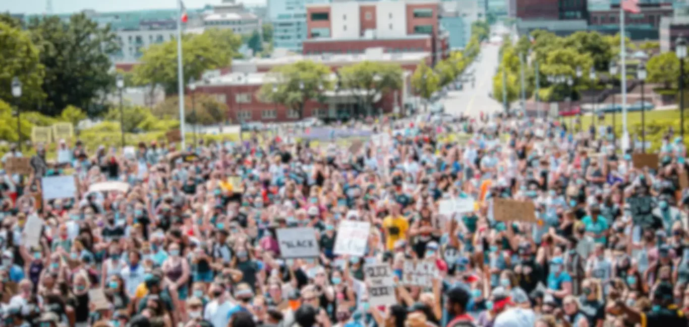 Multitud participando en una manifestación ciudadana masiva.