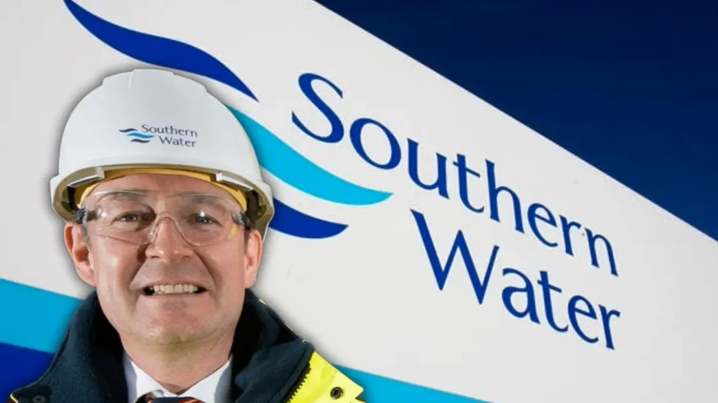 Matthew Wright, ex director ejecutivo de Southern Water, frente al logotipo corporativo de la empresa.
