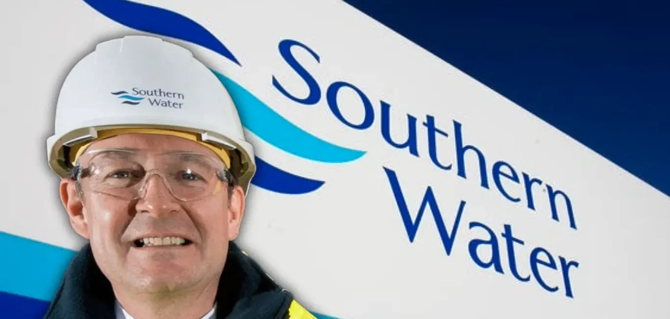 Matthew Wright, ex director ejecutivo de Southern Water, frente al logotipo corporativo de la empresa.