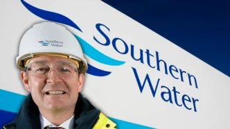 Matthew Wright, ex director ejecutivo de Southern Water, frente al logotipo corporativo de la empresa.