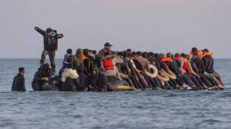 Embarcación neumática sobrecargada con migrantes intentando cruzar el mar.