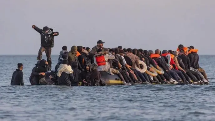Embarcación neumática sobrecargada con migrantes intentando cruzar el mar.
