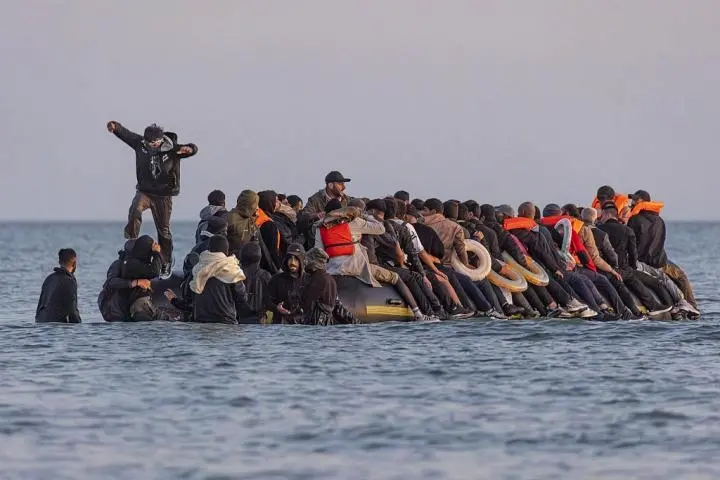 Embarcación neumática sobrecargada con migrantes intentando cruzar el mar.