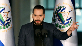 El presidente de El Salvador, Nayib Bukele, durante una conferencia de prensa frente a banderas salvadoreñas.