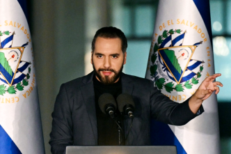 El presidente de El Salvador, Nayib Bukele, durante una conferencia de prensa frente a banderas salvadoreñas.