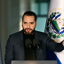 El presidente de El Salvador, Nayib Bukele, durante una conferencia de prensa frente a banderas salvadoreñas.