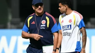 El director técnico Néstor Lorenzo conversando con un jugador de la Selección Colombia durante un entrenamiento.