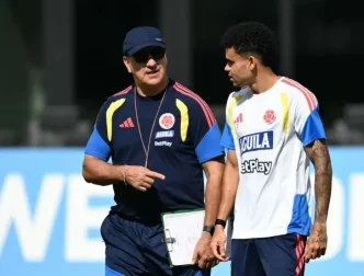 El director técnico Néstor Lorenzo conversando con un jugador de la Selección Colombia durante un entrenamiento.