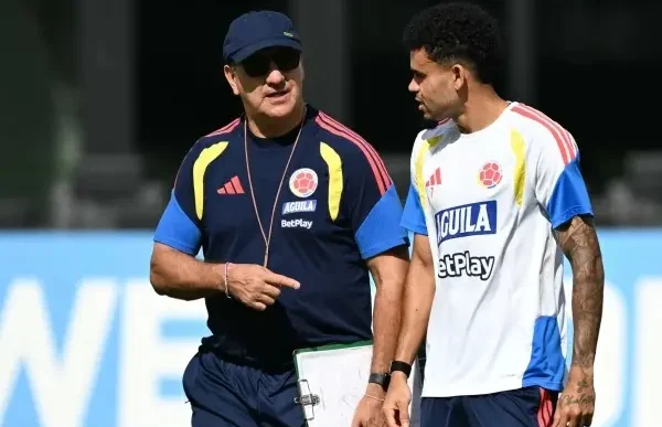 El director técnico Néstor Lorenzo conversando con un jugador de la Selección Colombia durante un entrenamiento.