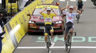 Tadej Pogačar e Isaac del Toro celebrando juntos cruzando la meta en el Tour de Francia.