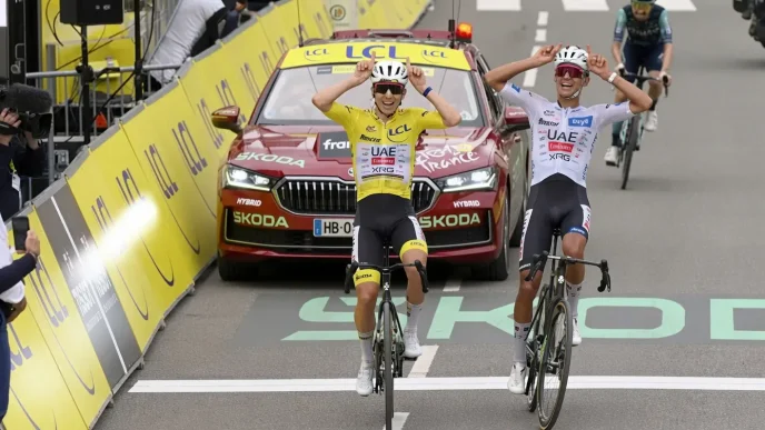 Tadej Pogačar e Isaac del Toro celebrando juntos cruzando la meta en el Tour de Francia.