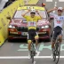 Tadej Pogačar e Isaac del Toro celebrando juntos cruzando la meta en el Tour de Francia.