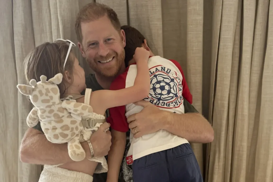 El príncipe Harry abraza afectuosamente a sus hijos, Archie y Lilibet, en un momento familiar antes de su viaje al Reino Unido.