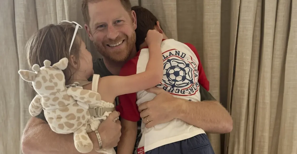 El príncipe Harry abraza afectuosamente a sus hijos, Archie y Lilibet, en un momento familiar antes de su viaje al Reino Unido.