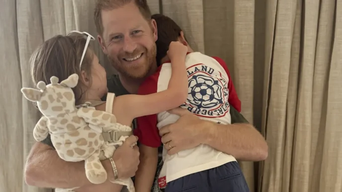 El príncipe Harry abraza afectuosamente a sus hijos, Archie y Lilibet, en un momento familiar antes de su viaje al Reino Unido.